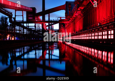 Essen, Deutschland, beleuchtet die Zollverein Kokerei in der Nacht Stockfoto