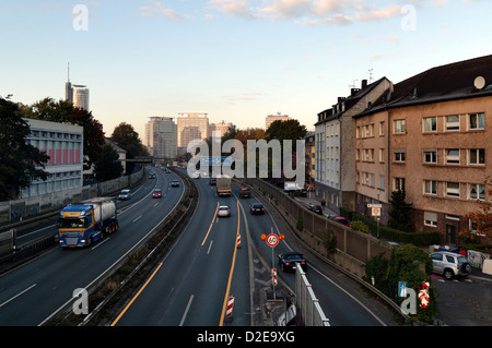 Essen, Deutschland, fahren Autos auf der Autobahn A40 Ruhrschnellweg Stockfoto