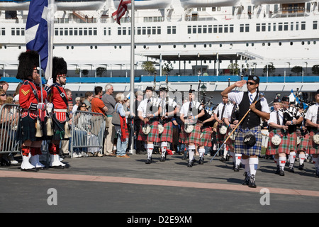 Drum Major führt Dudelsackspieler in die Grand Parade der Clans auf dem Scotsfest Scottish Festival auf der Queen Mary in Long Beach, Kalifornien Stockfoto