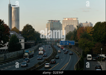 Essen, Deutschland, fahren Autos auf der Autobahn A40 Ruhrschnellweg Stockfoto