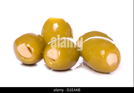 Knoblauch gefüllte grüne Oliven Studio Ausschnitt Stockfoto