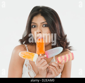 Porträt einer Frau, Eis essen Stockfoto