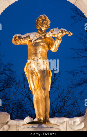 Johann Strauss-Denkmal aus Wien Stadtpark im Winter Dämmerung Stockfoto