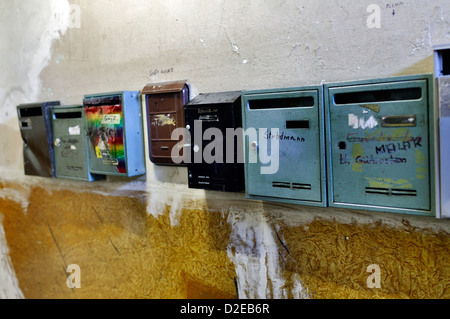 Duisburg, Deutschland, Briefkästen in einem Mietshaus Stockfoto