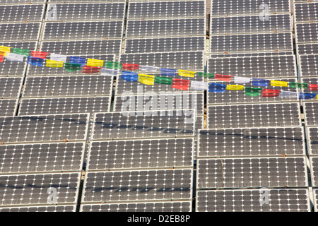 Solar Foto Photovoltaik Panele zur Ghandruk im Himalaya, Nepal, wird verwendet, um ein Handy-Mast macht. Stockfoto