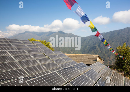 Solar Foto Photovoltaik Panele zur Ghandruk im Himalaya, Nepal, wird verwendet, um ein Handy-Mast macht. Stockfoto