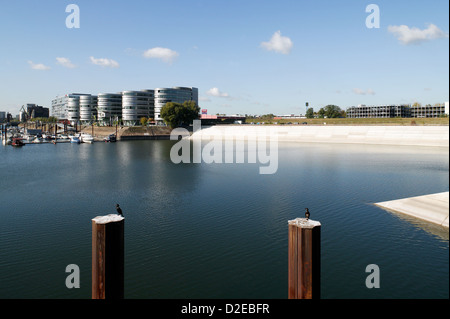 Duisburg, Deutschland, den Yachthafen und die Buerokomplex fünf Boote Stockfoto