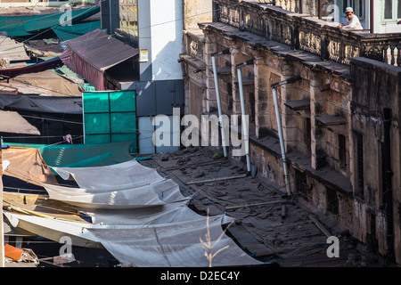 Muslimische Jungen Blick hinunter auf die Straße, Ahmedabad, Gujarat, Indien Stockfoto