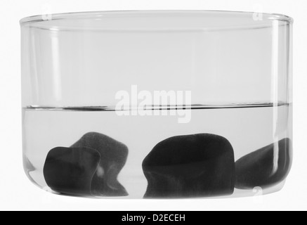 Nahaufnahme von Steinen in eine Schüssel mit Wasser versenkt Stockfoto