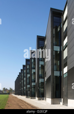 Loughborough Designschule, Loughborough, Großbritannien. Architekt: Burwell Deakins Architekten, 2011. Gezackte Außenfassade wi Stockfoto