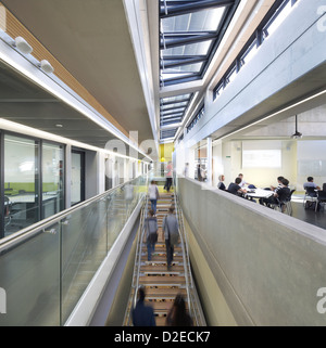 Loughborough Designschule, Loughborough, Großbritannien. Architekt: Burwell Deakins Architekten, 2011. Treppe mit Dachfenster Stockfoto