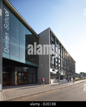 Loughborough Designschule, Loughborough, Großbritannien. Architekt: Burwell Deakins Architekten, 2011. Eingangsfassade in perspe Stockfoto