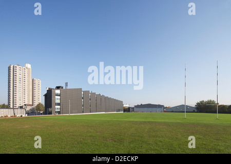 Loughborough Designschule, Loughborough, Großbritannien. Architekt: Burwell Deakins Architekten, 2011. Fernsicht mit Sport Stockfoto