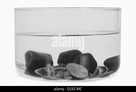 Nahaufnahme von Steinen in eine Schüssel mit Wasser versenkt Stockfoto