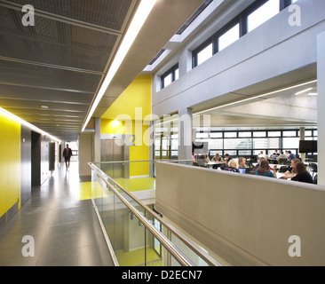 Loughborough Designschule, Loughborough, Großbritannien. Architekt: Burwell Deakins Architekten, 2011. Korridor mit anzeigen Stockfoto