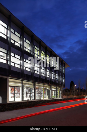 Loughborough Designschule, Loughborough, Großbritannien. Architekt: Burwell Deakins Architekten, 2011. Fassade-Perspektive am nig Stockfoto