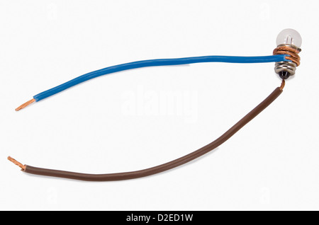 Nahaufnahme von Drähten verbunden zu einer Glühbirne Stockfoto