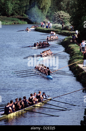 Zick-Zack-Linie von acht Ruderboote aufgereiht am Themse-Ufer warten auf Start der Oxford Achter Boot Rennen, England Stockfoto