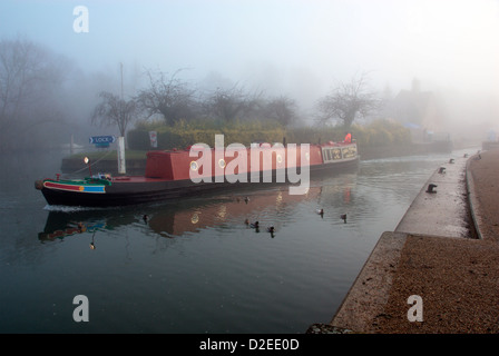 Narrowboat im dichten Nebel Segeln aus Iffley Lock, Themse, Oxford, England Stockfoto