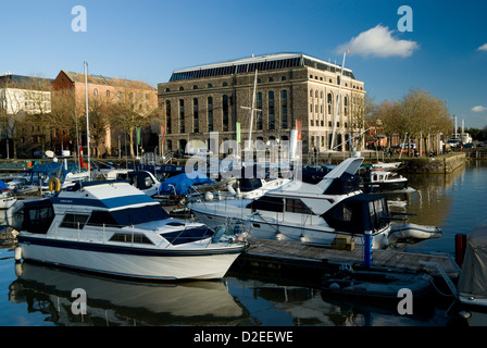 Arnolfini contemporary Arts Centre und Boote vertäut am Floating Harbour, Bristol, England. Stockfoto