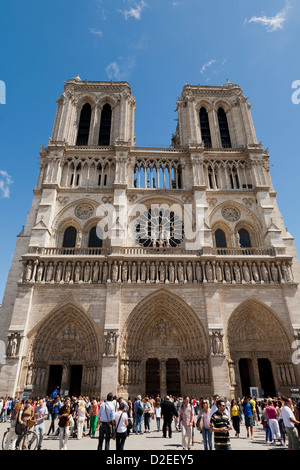 Jeden Tag besuchen Hunderte von Touristen die Kathedrale Notre Dame in Paris Stockfoto