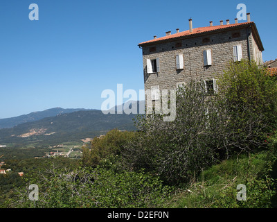 Ein interessantes Haus auf einem Hügel in Korsika Stockfoto