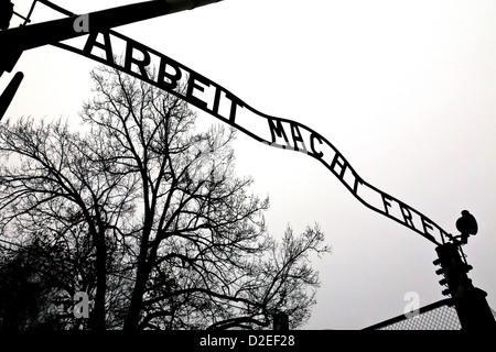 Das ursprüngliche Haupteingang Tor KZ Auschwitz, Polen fotografiert eine Woche, bevor es gestohlen worden war Stockfoto