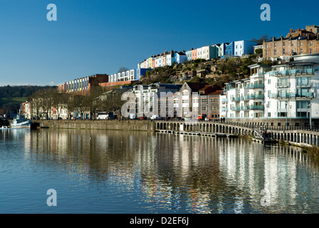 schwimmenden Hafen mit den bunten Gebäuden von Hotwells in der Ferne Bristol england Stockfoto
