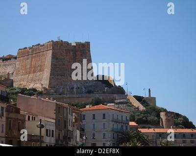 Eine schöne Zitadelle auf einem Hügel in Bonifacio auf Korsika Stockfoto