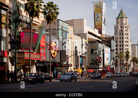 Verkehr auf dem Hollywood Boulevard mit Hard Rock Cafe und erste National Bank Building in Hollywood, Los Angeles, Kalifornien, USA Stockfoto