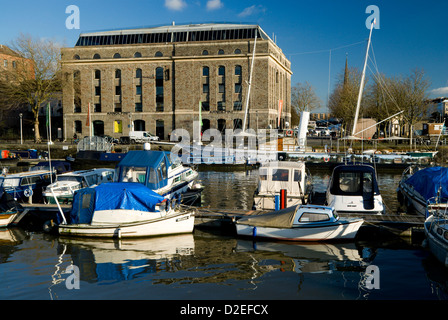 Arnolfini contemporary Arts Centre und Boote vertäut am Floating Harbour, Bristol, England. Stockfoto