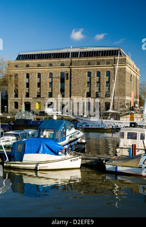 Arnolfini contemporary Arts Centre und Boote vertäut am Floating Harbour, Bristol, England. Stockfoto