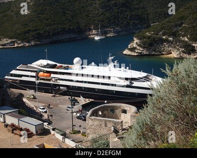 Ein Blick auf eine schöne Yacht in einem Hafen in sartene auf Korsika Stockfoto