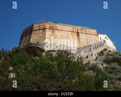 Eine interessante Zitadelle auf einem Hügel in Bonifacio Stockfoto