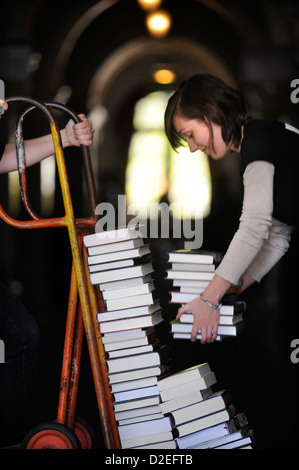 Festivalorganisatoren manövrieren einen Stapel Bücher auf einem Sack-LKW auf dem Cheltenham Literaturfestival UK Stockfoto