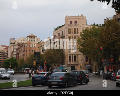 Viele Autos und bunten Häuser in Palma de Mallorca Stockfoto