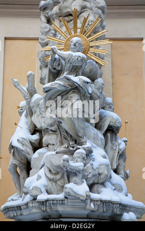 Wien - Detail der Engel vom barocken Dreifaltigkeitssäule von Heiligen Urlich und Maria Trost Kirche im Winter. Stockfoto