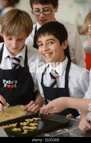 Gruppe von jungen während des Food Science Unterrichts an Pasteten Grammar School in Cheltenham, Gloucestershire Stockfoto