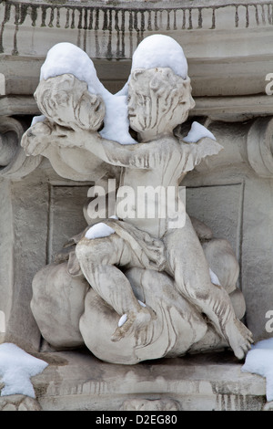 Wien - Detail der Engel vom barocken Dreifaltigkeitssäule von Heiligen Urlich und Maria Trost Kirche im Winter. Stockfoto