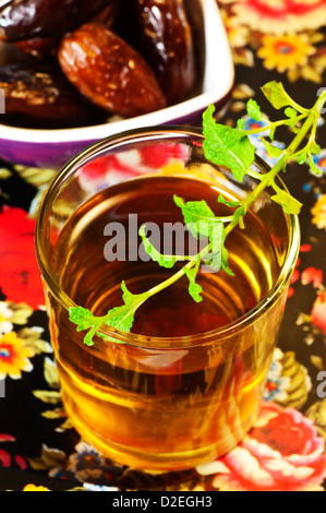 Tee und Pfefferminze Blätter Stockfoto