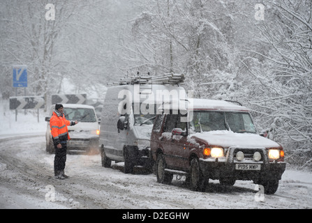 Autos stecken im Schnee auf dem Hügel Cowcombe in Chalford in der Nähe von Stroud, Gloucestershire UK Jan 2013 Stockfoto