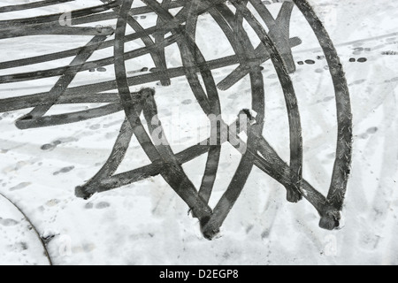 Auto-Reifen-Spuren im Schnee Stockfoto