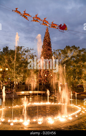 Weihnachts-Dekoration und Beleuchtung am Brunnen von The Grove, Shopping-Mall in Los Angeles, Kalifornien, USA Stockfoto