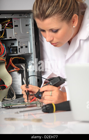 Frankreich, junge Frau, die Festsetzung eines computer Stockfoto