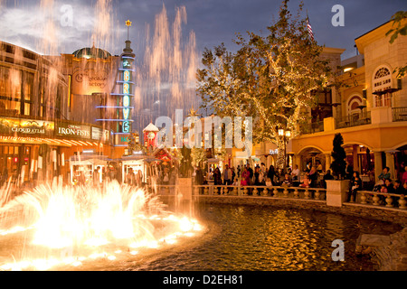 Weihnachts-Dekoration und Beleuchtung am Brunnen von The Grove, Shopping-Mall in Los Angeles, Kalifornien, USA Stockfoto