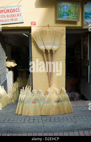 Bürsten für den Verkauf außerhalb Geschäft in Fatih Bezirk von Istanbul. Stockfoto