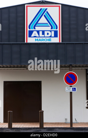 Melden Sie auf einem Aldi-Supermarkt Stockfoto