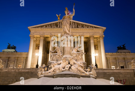 Wien - Pallas Athene-Brunnen und dem Parlament in Winterabend Stockfoto