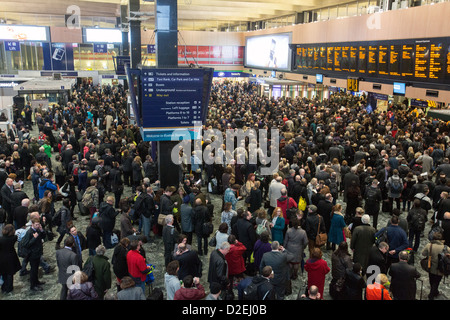 Eine überfüllte Bahnhofshalle an der Euston Station in London Stockfoto