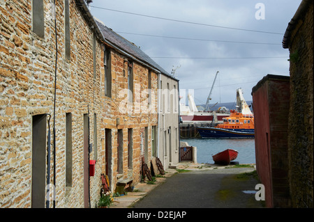 Stromness, Orkney, Norden Schottlands. Eines der vielen Gassen der alten Hauptstraße hinunter zum Hafen. Stockfoto